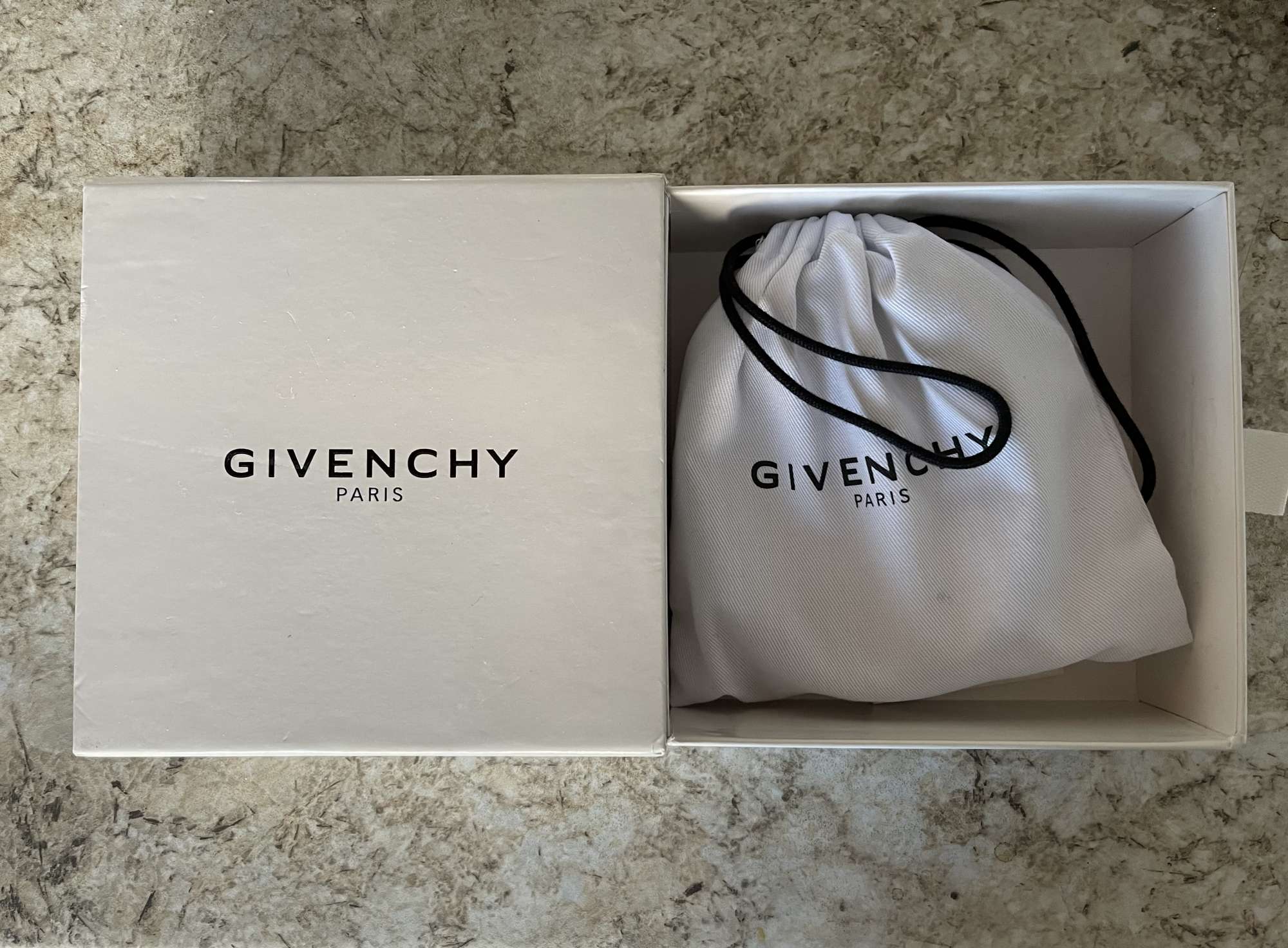 Givenchy opasok