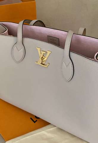 https://www.vipluxury.sk/Louis Vuitton Kabelka LOCKME Greige  -  nové/nepoužívané