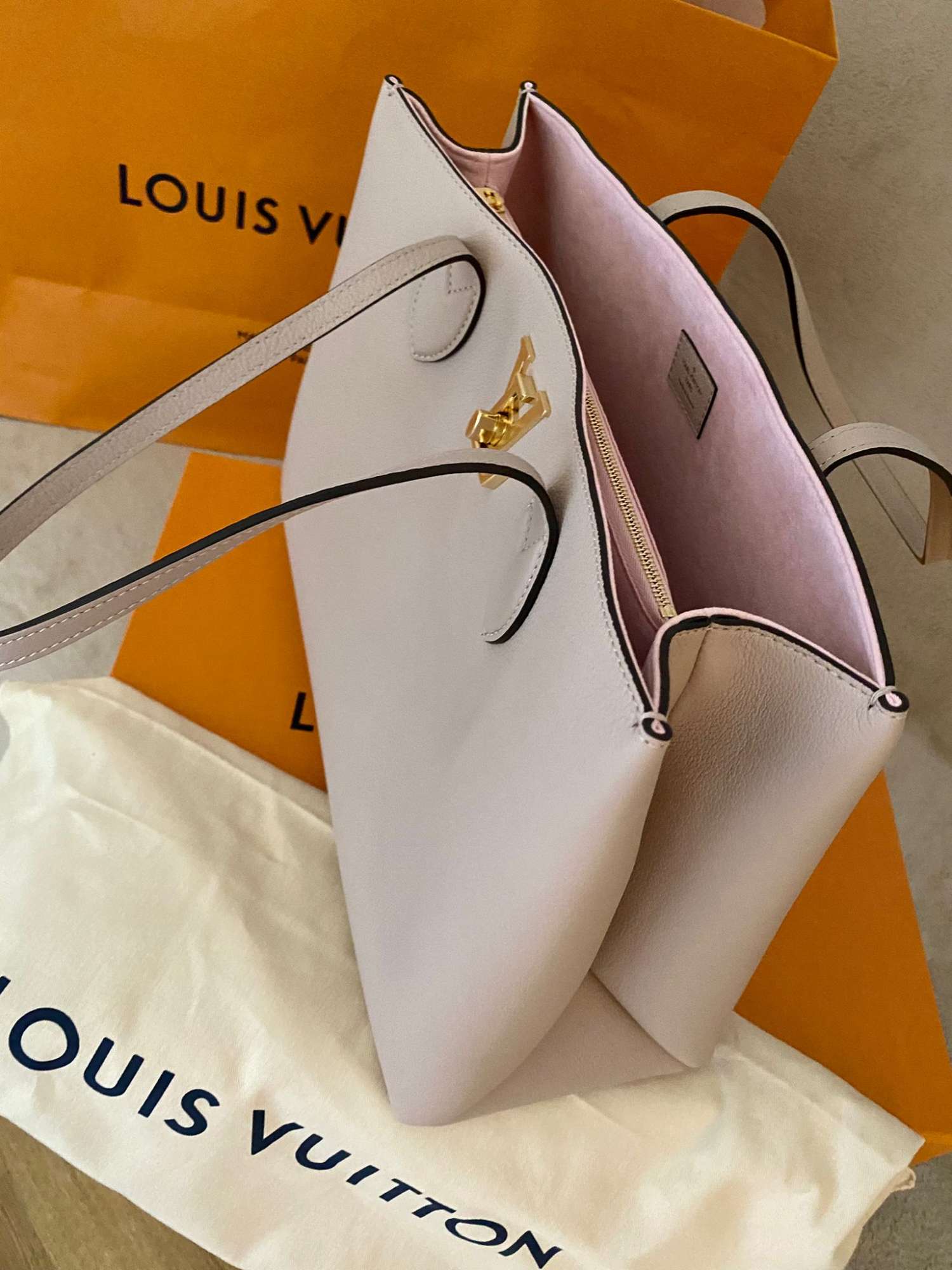 Louis Vuitton Kabelka LOCKME Greige  -  nové/nepoužívané