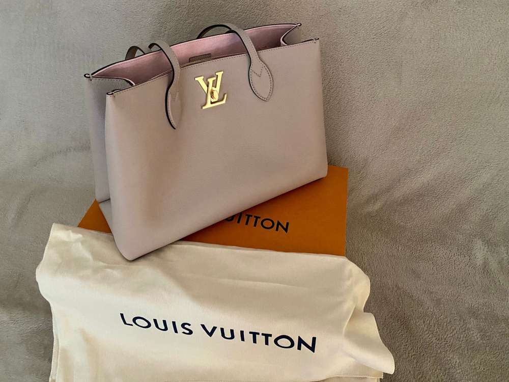 Louis Vuitton Kabelka LOCKME Greige  -  nové/nepoužívané