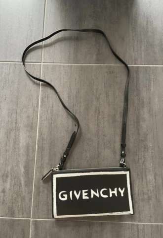 https://www.vipluxury.sk/Givenchy crossbody clutch