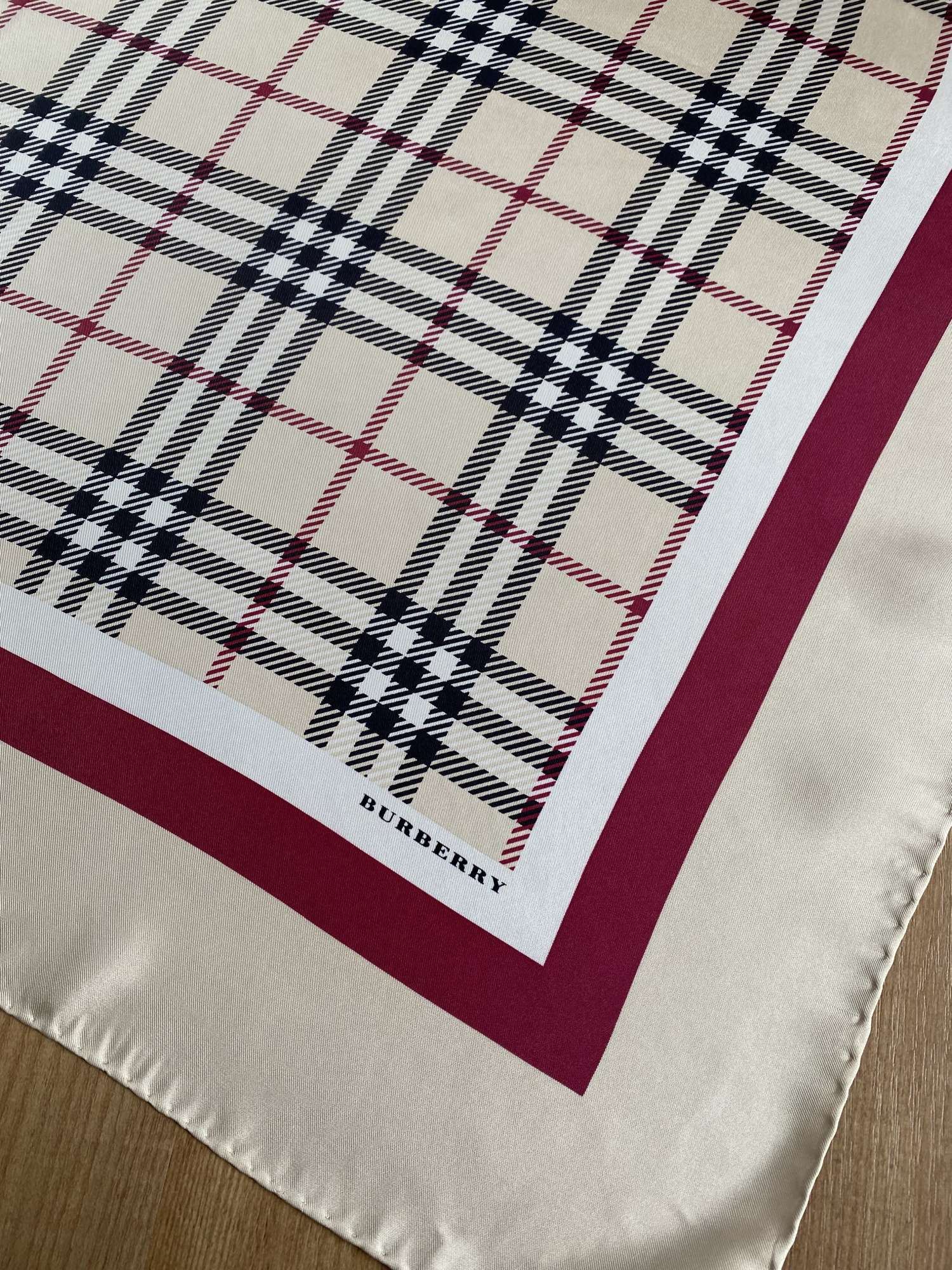 Burberry hedvábný šátek