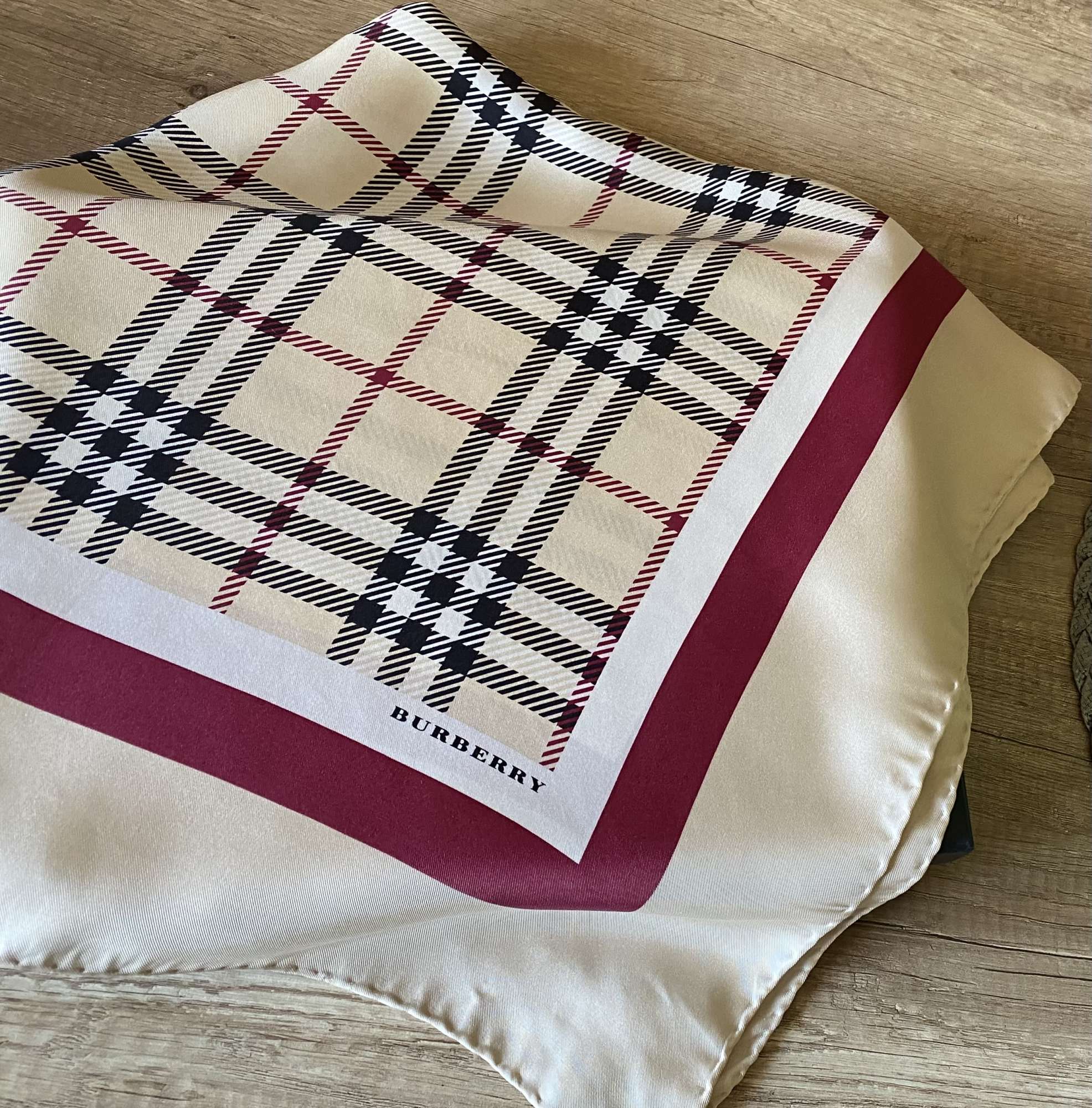 Burberry hedvábný šátek