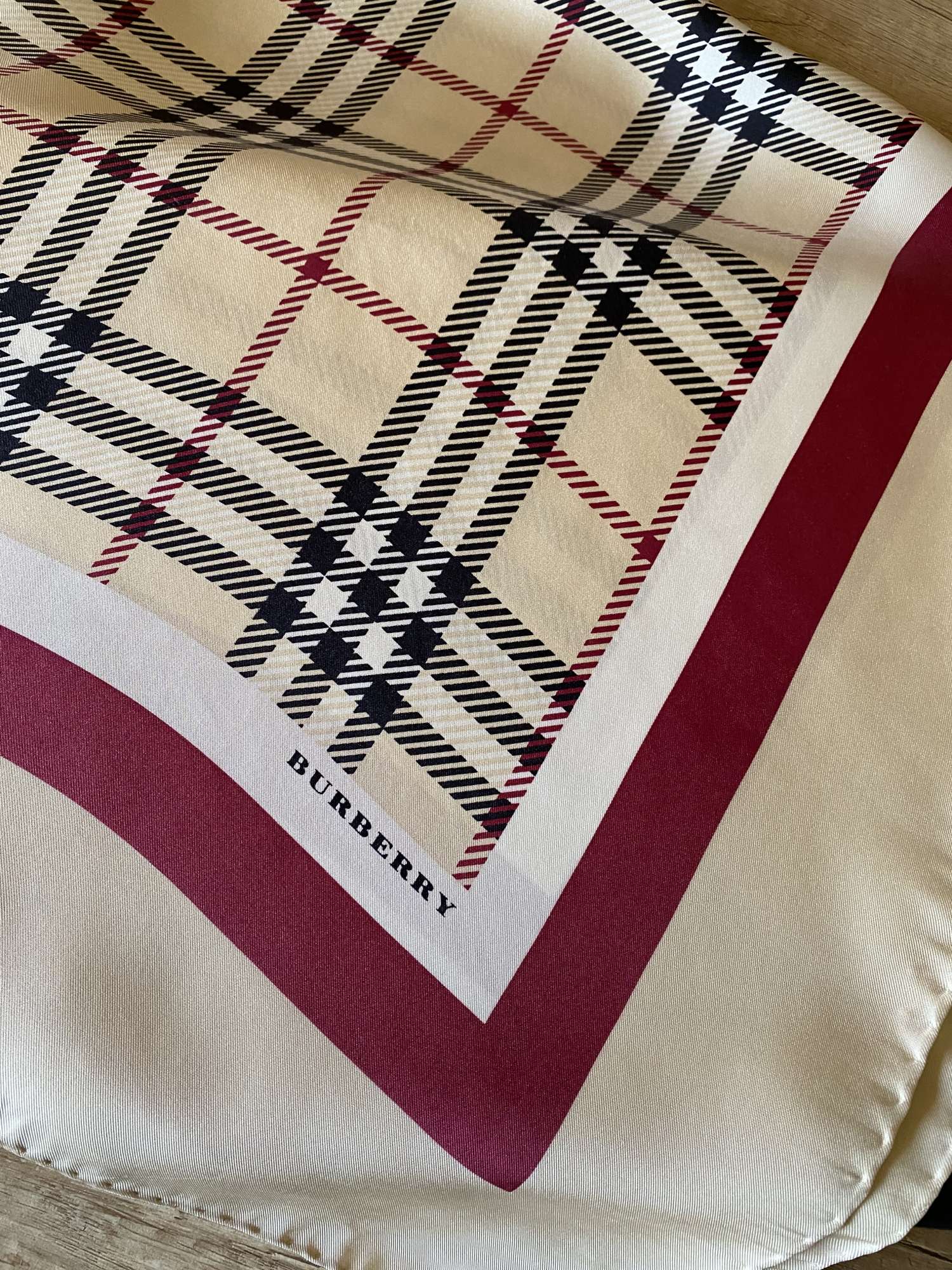Burberry hedvábný šátek