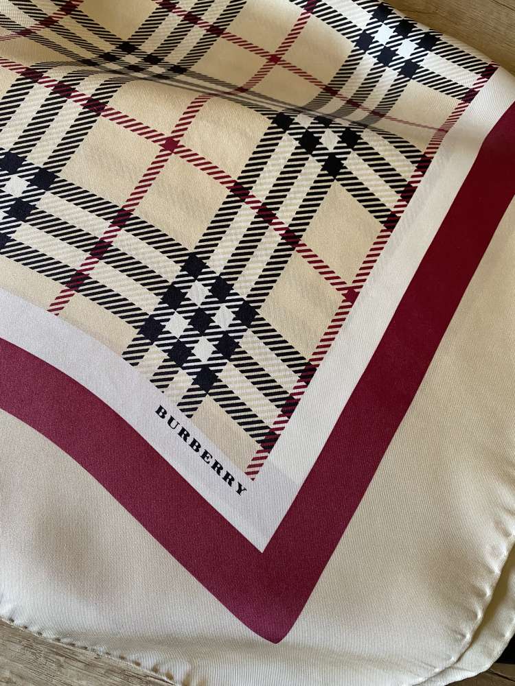 Burberry hedvábný šátek