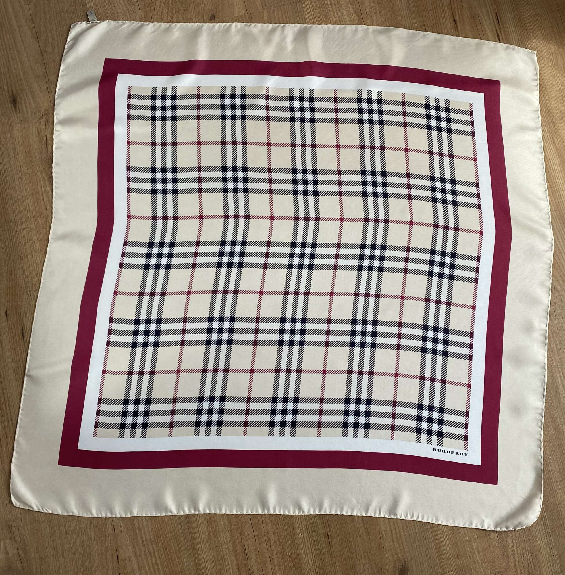 Burberry hedvábný šátek