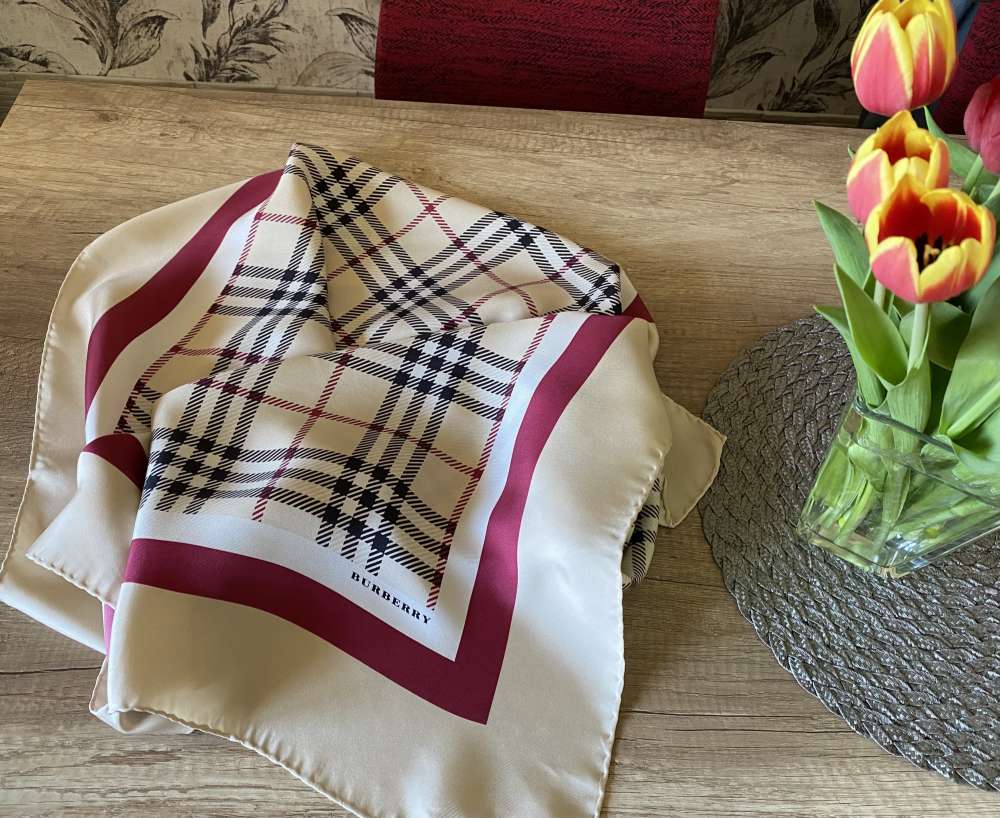Burberry hedvábný šátek
