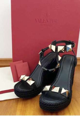 https://www.vipluxury.sk/Valentino sandalky