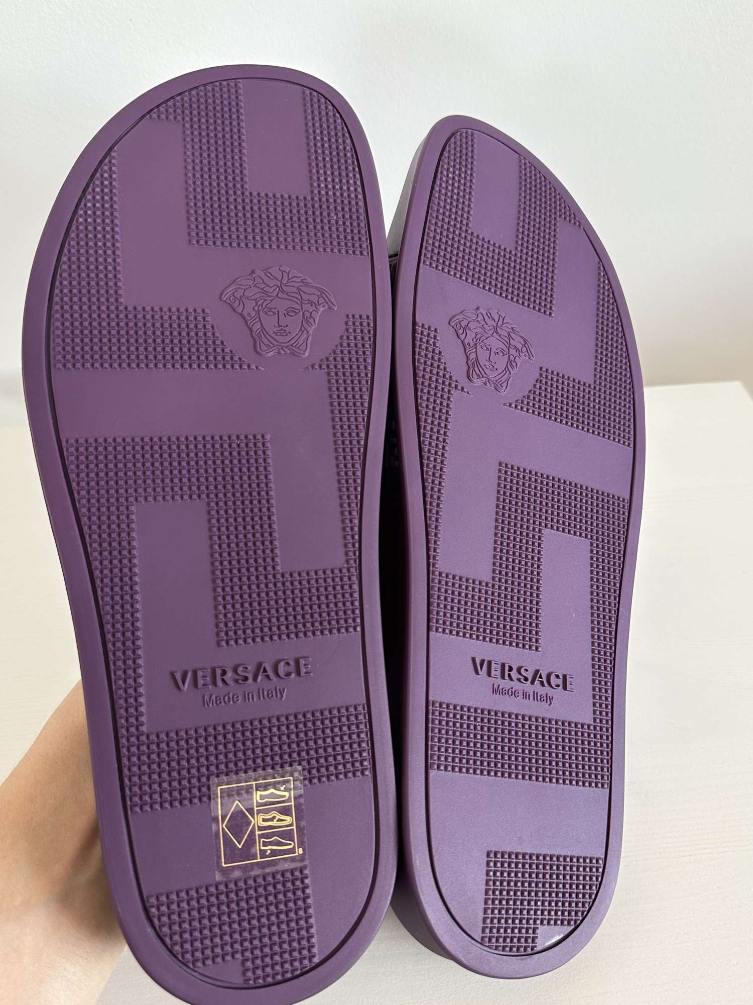 Versace slapky dark plum