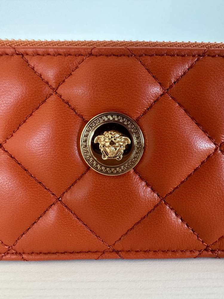 Versace oranzovy quilted cardholder