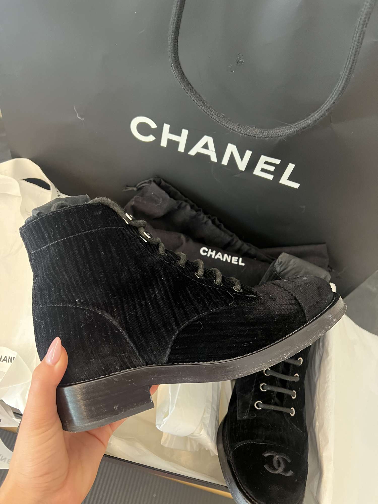 Chanel semišové čižmy