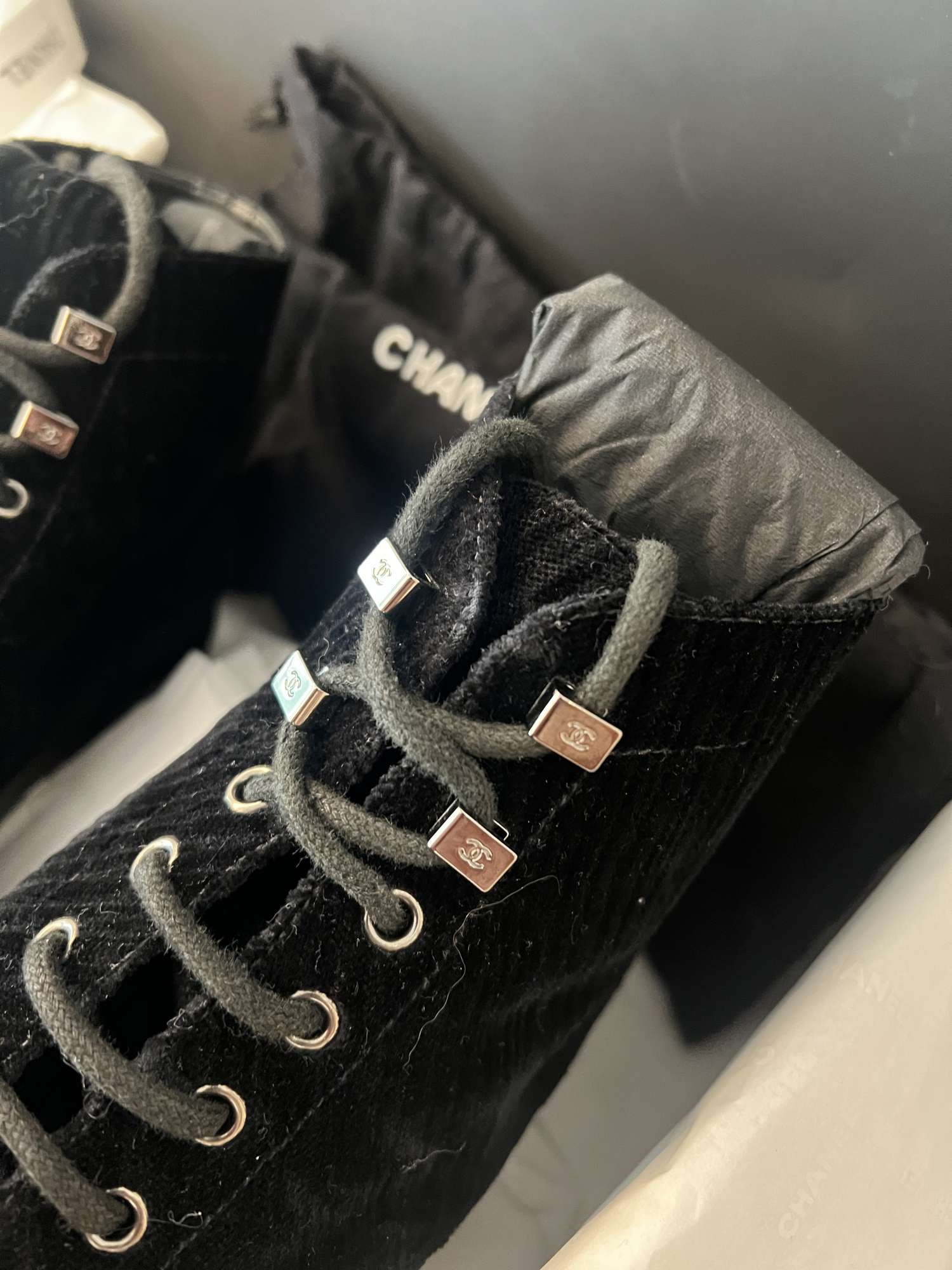 Chanel semišové čižmy