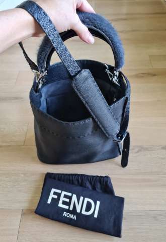 https://www.vipluxury.sk/Fendi černá celokožená kabelka s popruhem z norka