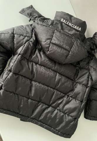 https://www.vipluxury.sk/Balenciaga zimní bunda 38