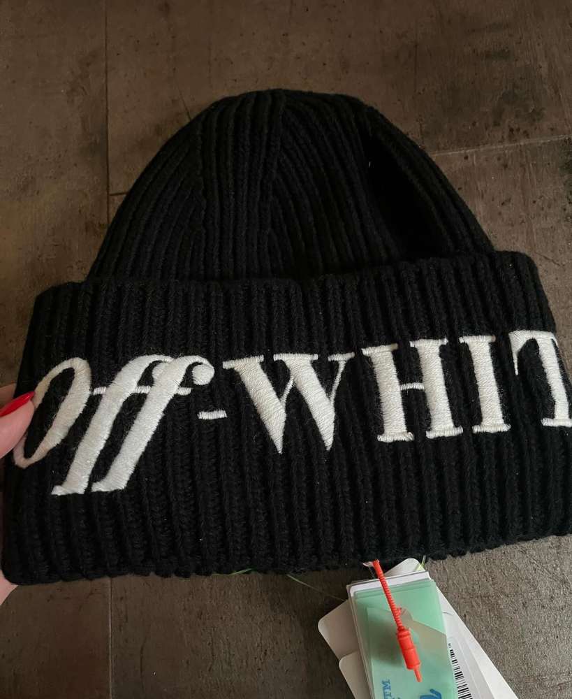 Off-white čiapka