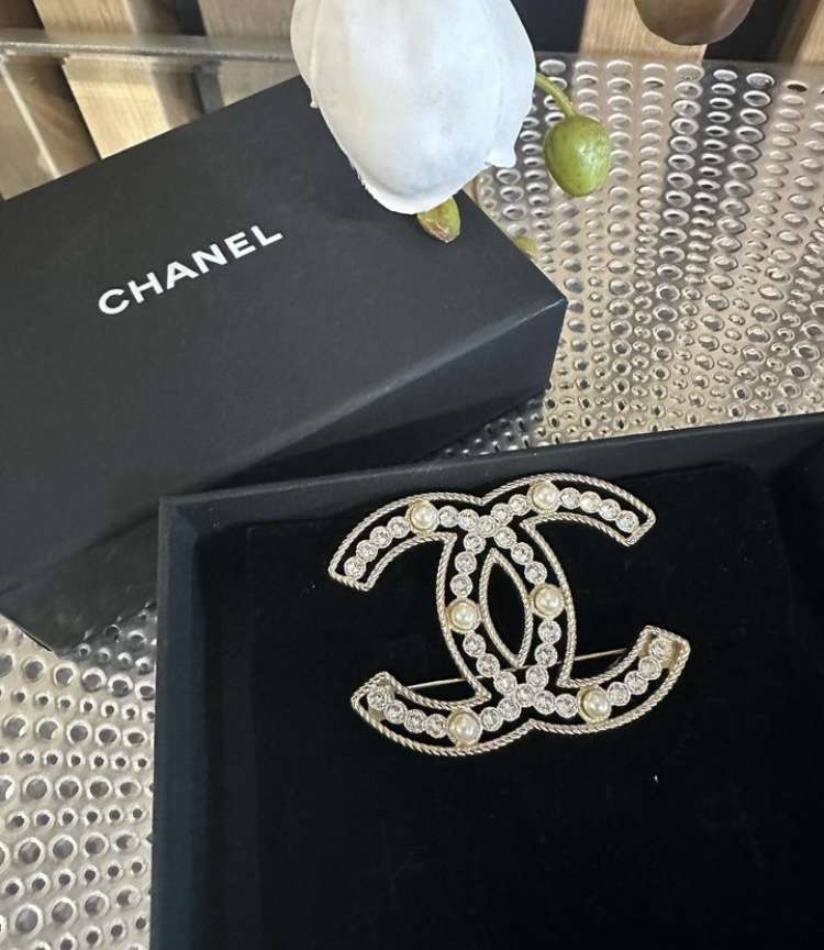 Chanel brosna