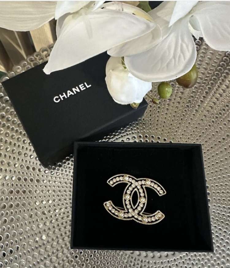Chanel brosna