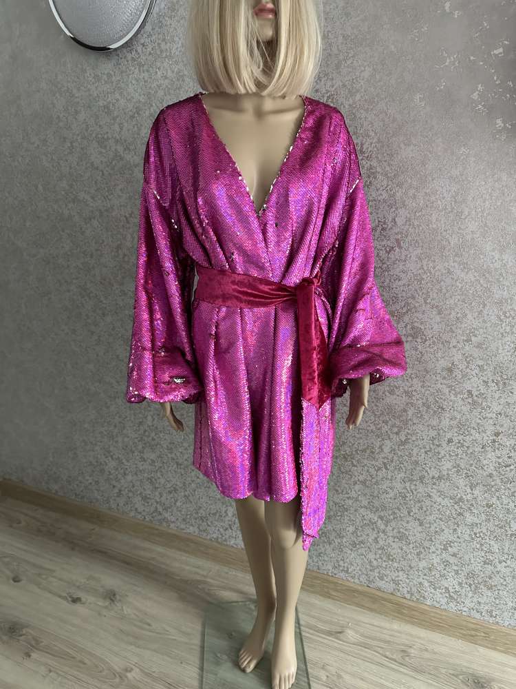Karolína Kim flitrované šaty