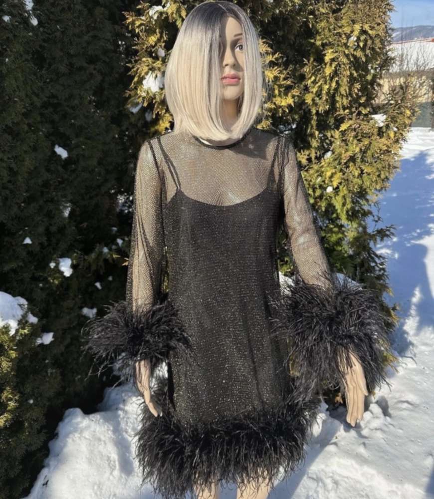Karolina Kim šaty