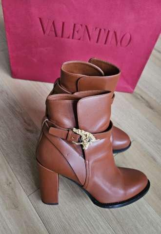 https://www.vipluxury.sk/Valentino Garavani Cognac Leather Ankle Boots 38
