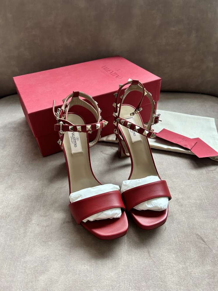 Valentino sandále na opätku