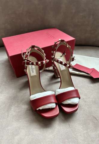 https://www.vipluxury.sk/Valentino sandále na opätku