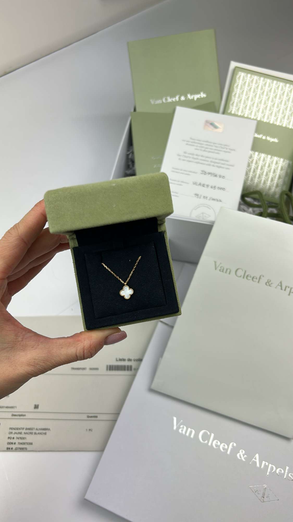Van Cleef & Arpels Alhambra nahrdelnik mother of pearl