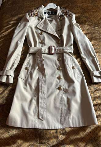 https://www.vipluxury.sk/Burberry Trenchcoat with Stone Crystals