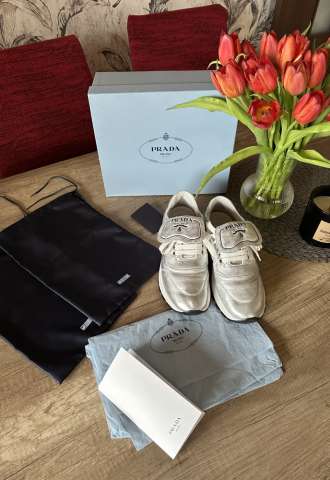 https://www.vipluxury.sk/Prada stříbrné tenisky