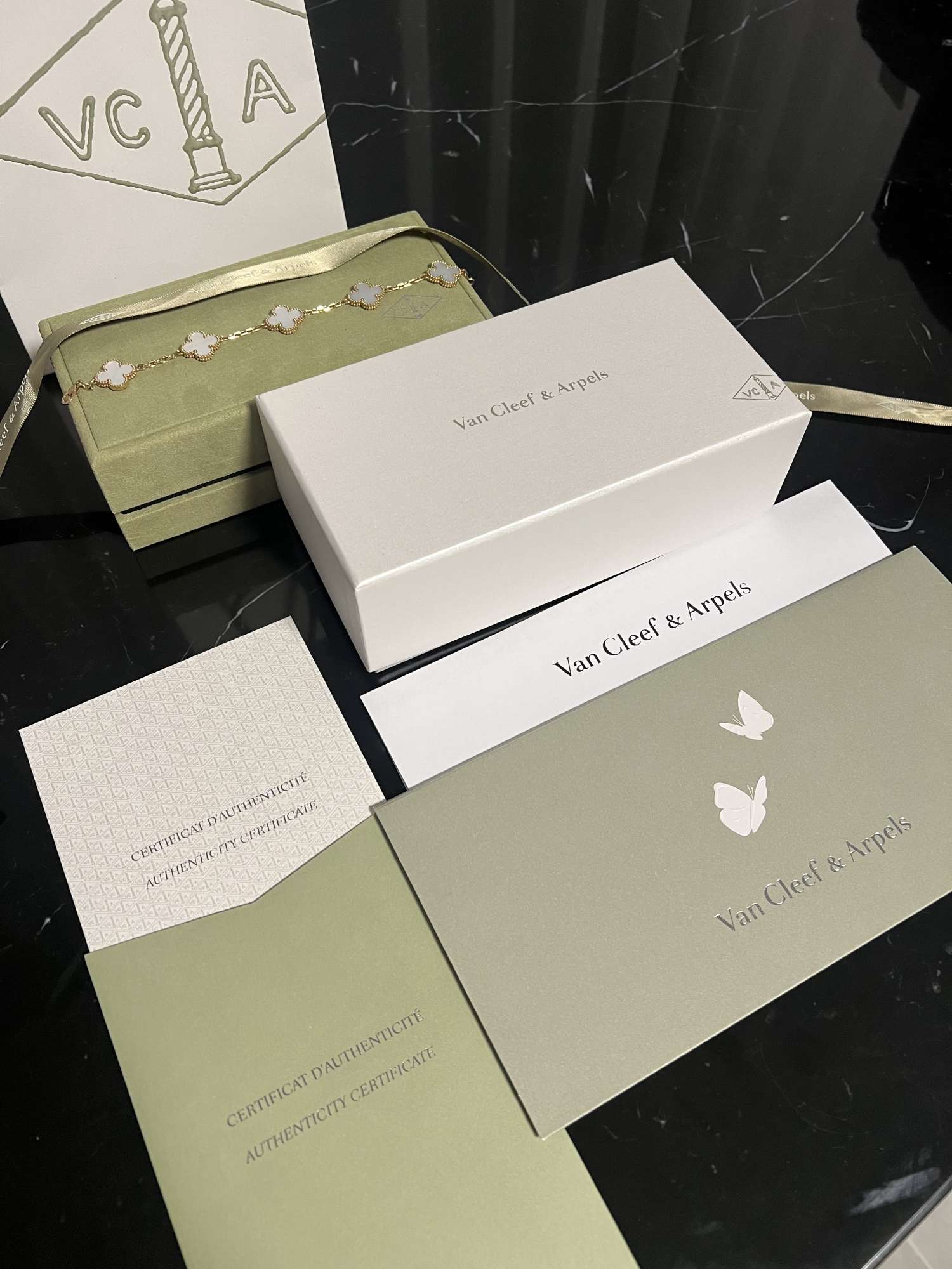 Van Cleef & Arpels Vintage Alhambra náramok mother of pearl