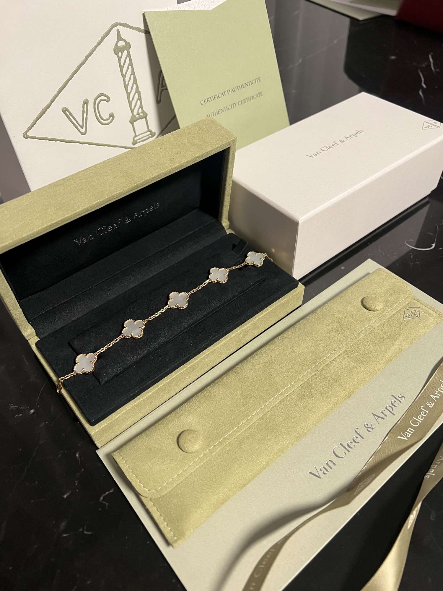 Van Cleef & Arpels Vintage Alhambra náramok mother of pearl