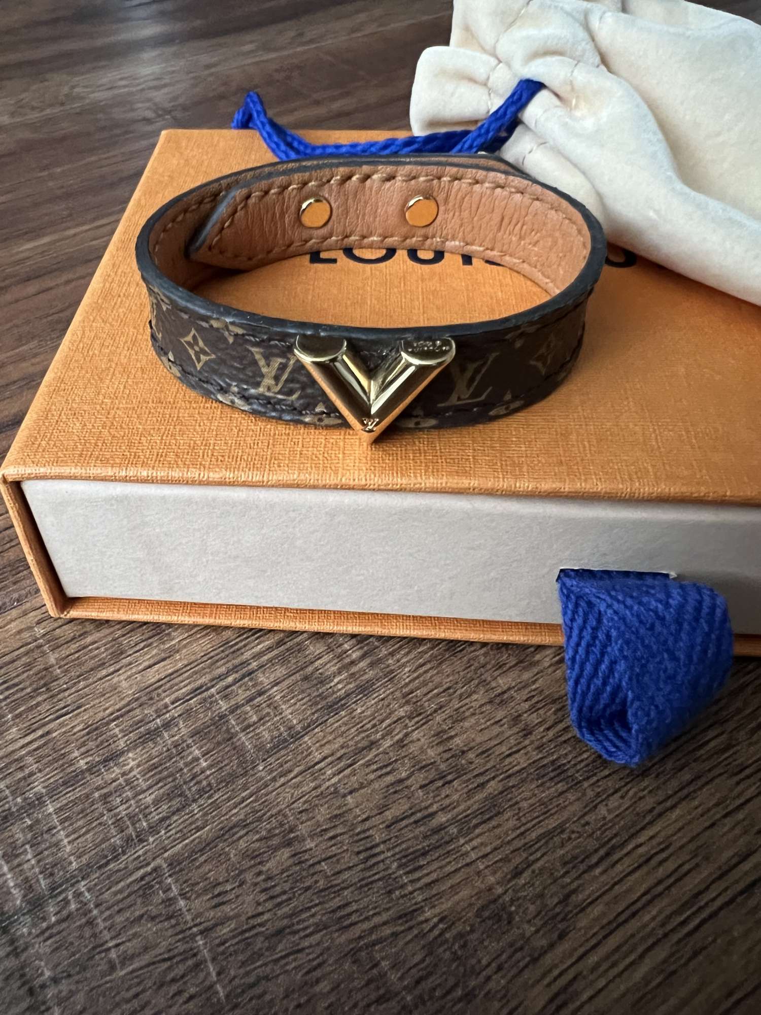 Louis Vuitton Essential V leather bracelet