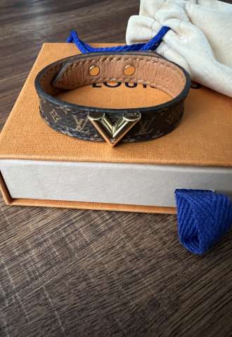 https://www.vipluxury.sk/Louis Vuitton Essential V leather bracelet