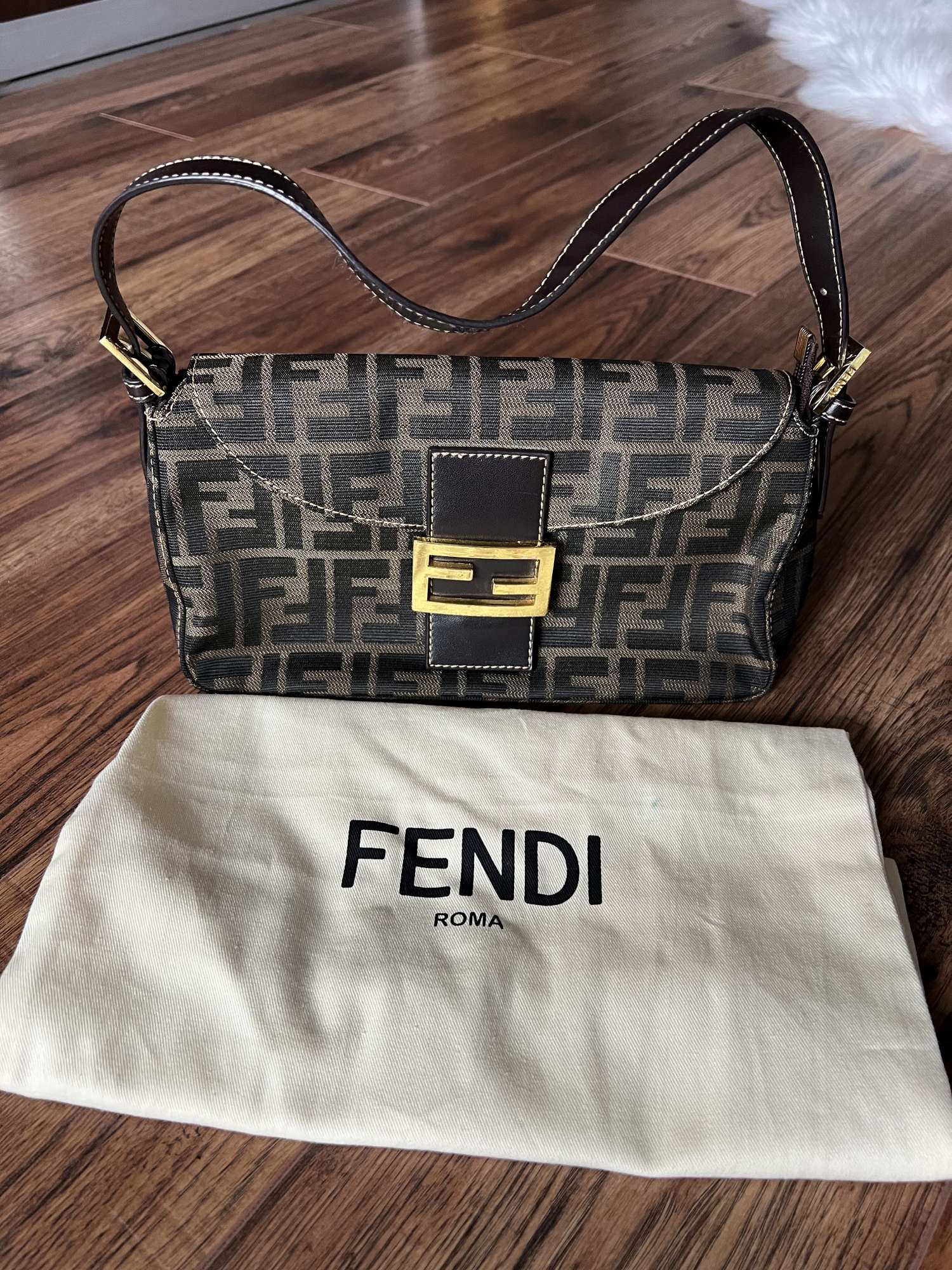 Kabelka Fendi Baguette