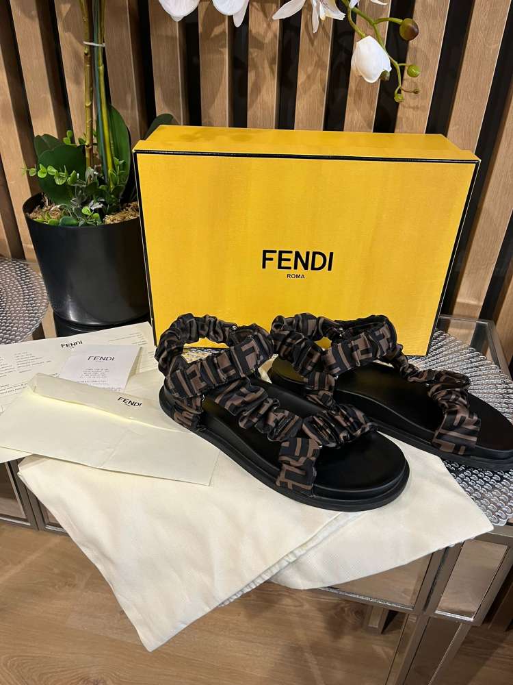 Fendi sandále