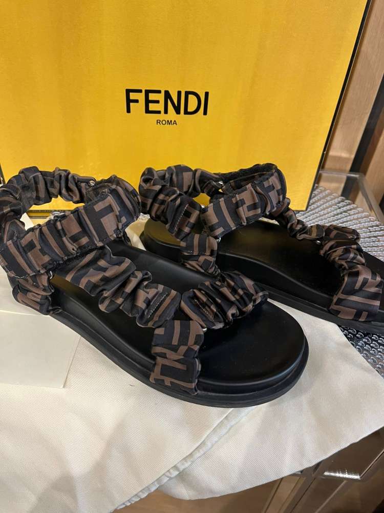 Fendi sandále