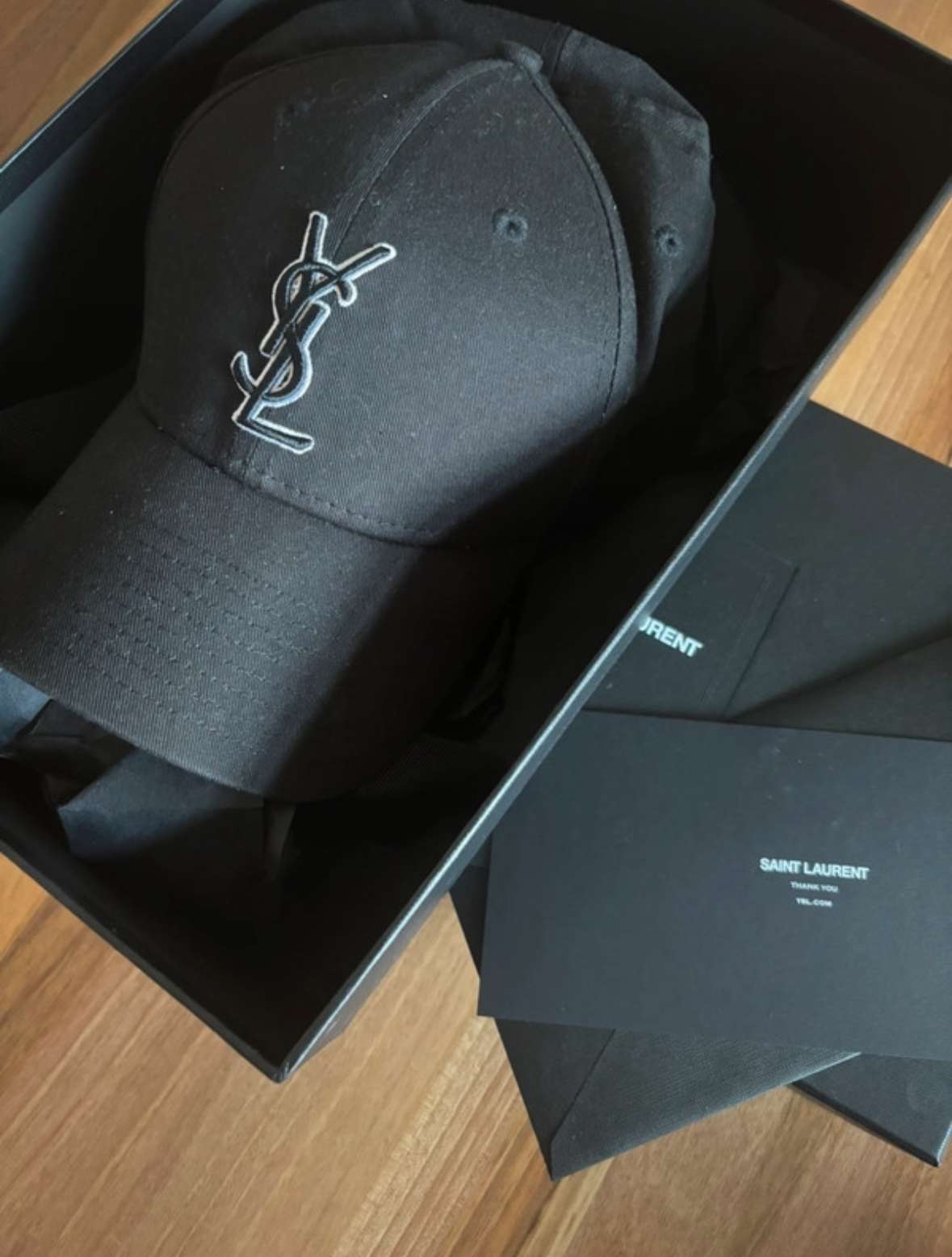YSL šiltovka
