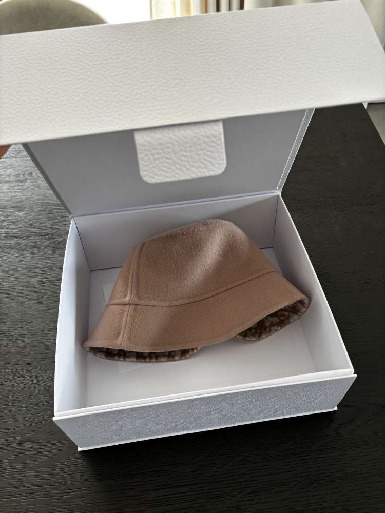 Dior klobuk
