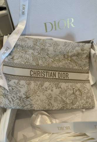 https://www.vipluxury.sk/Christian Dior pouch