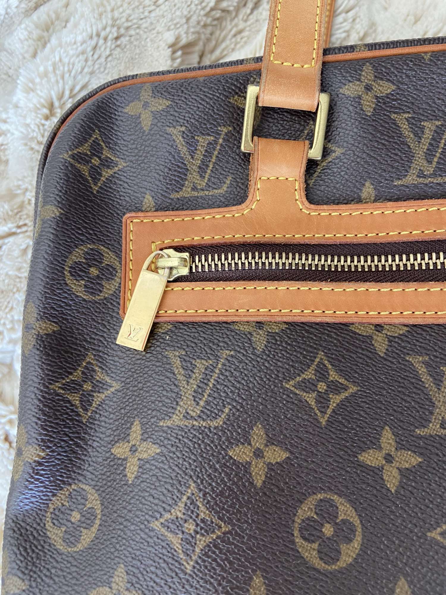 Louis Vuitton Cité kabelka