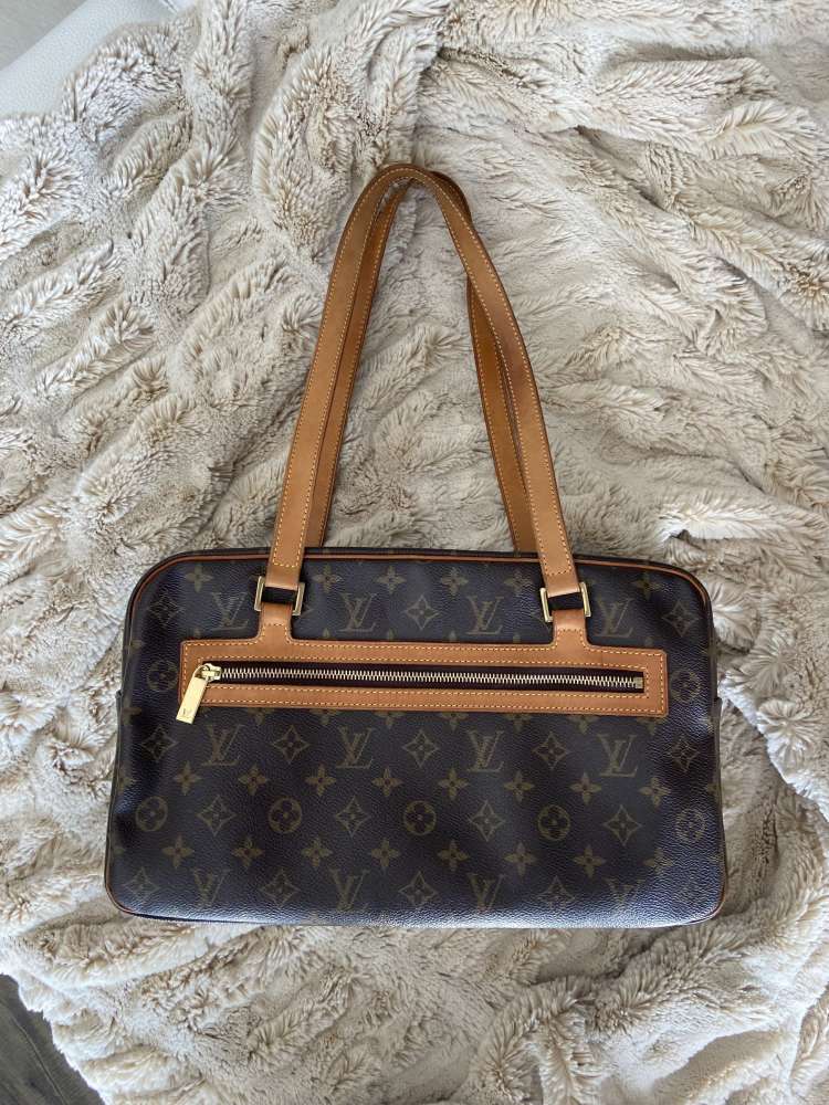 Louis Vuitton Cité kabelka