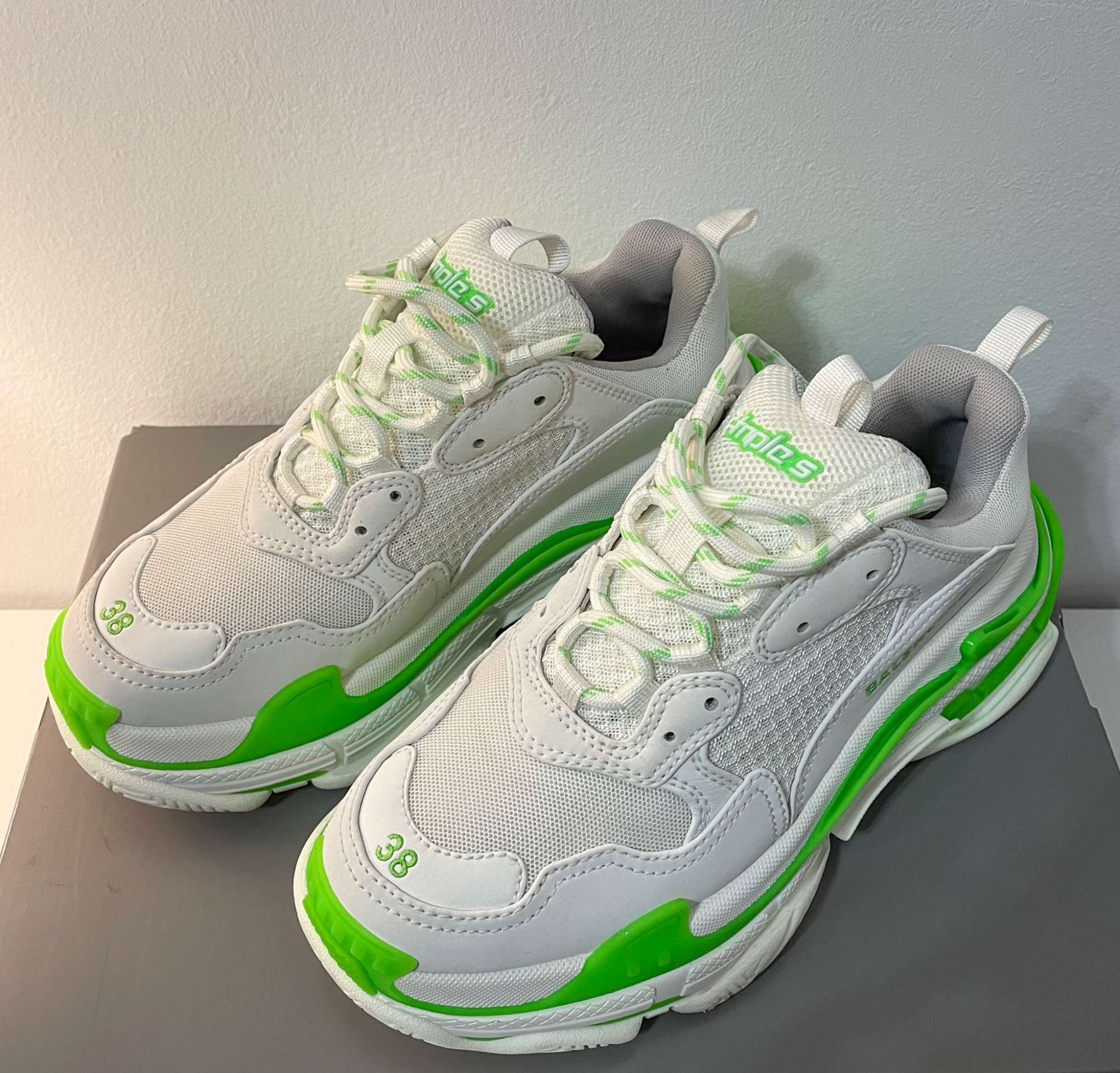 Volt green balenciaga hotsell