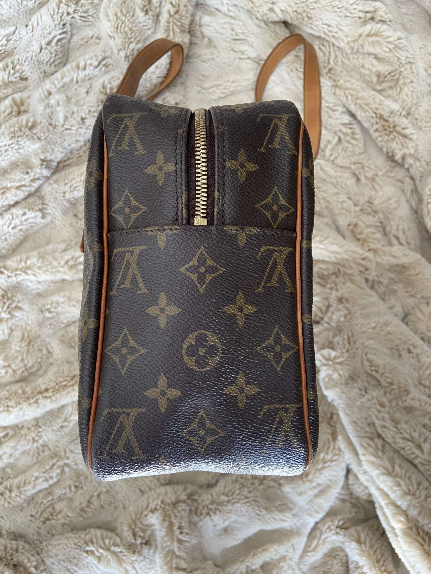 Louis Vuitton Cité kabelka
