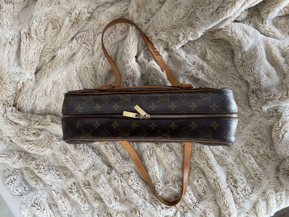 Louis Vuitton Cité kabelka