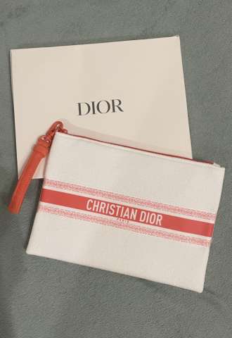 https://www.vipluxury.sk/Pouch- Dior