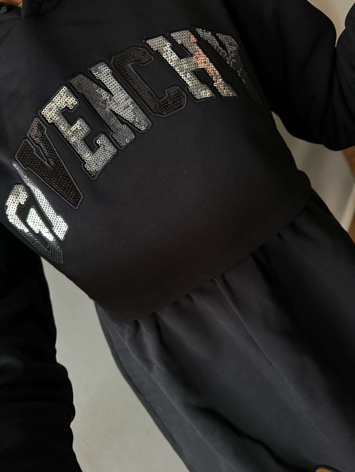 Givenchy saty