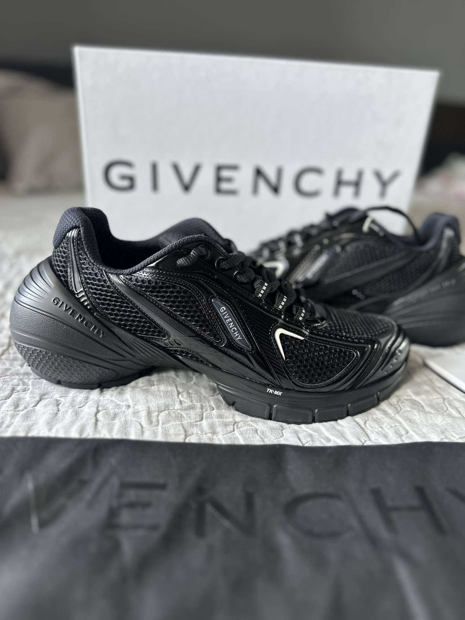 GIVENCHY TK-MX runner