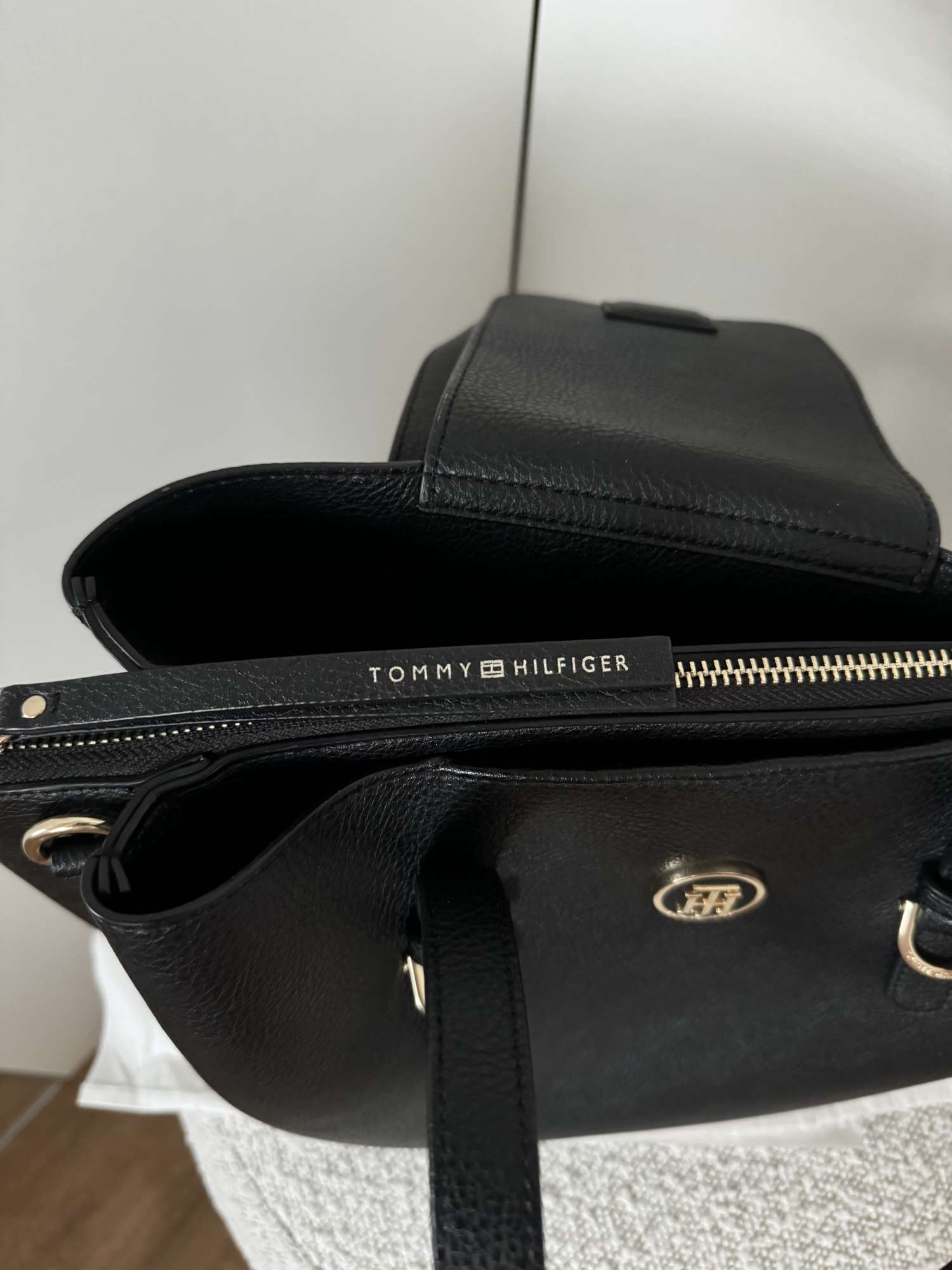 Čierna kabelka Tommy Hilfiger