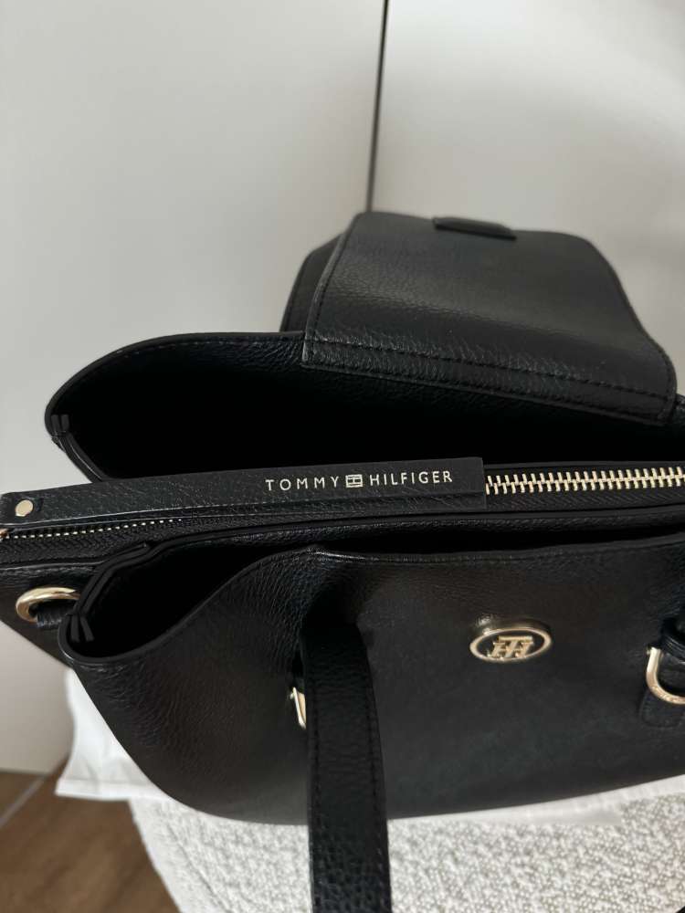 Čierna kabelka Tommy Hilfiger