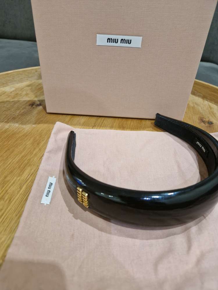 Čelenka miumiu